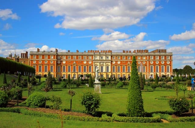 UK_palace_istock-498626893-scaled.jpg thumbnail